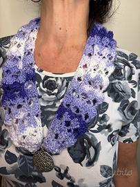 Sciarpa girocollo lilla con ciondolo uncinetto