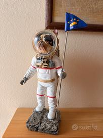 statua Cane Spaziale Decorativo con bandiera
