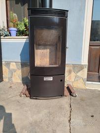 Stufa a legna Laminox Idro modello Capri