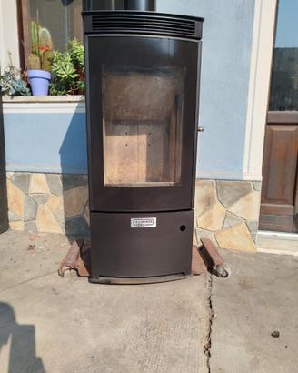 Stufa a legna Laminox Idro modello Capri