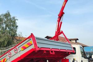 IVECO DAILY RIBALTABILE TRILATERALE CON GRU