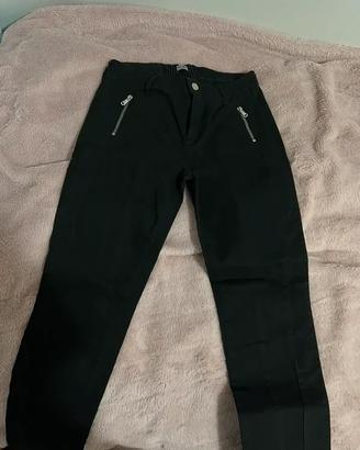 Pantaloni neri donna con zip – eleganti e versatil