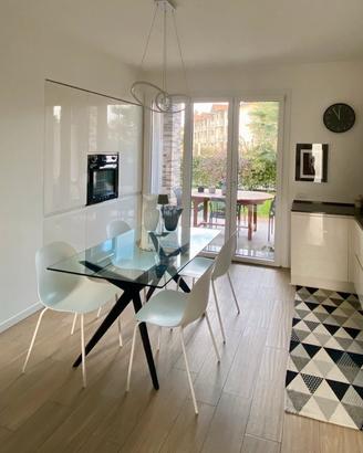Set 4 sedie bianche, tavolo vetro Tokyo Calligaris