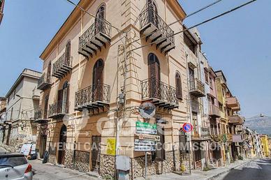 Villa di 150 m² con più di 5 locali e box auto a C