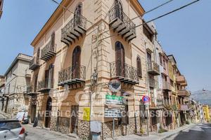 Villa di 150 m² con più di 5 locali e box auto a C