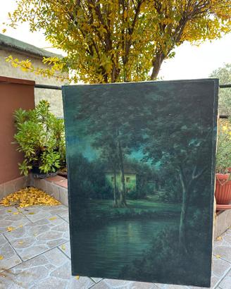 Casa sul fiume con due alberi, notturna