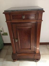 Mobiletto in legno con marmo