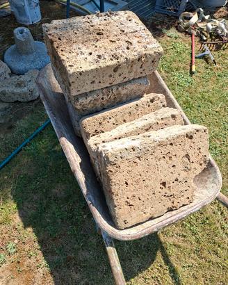 Blocchi di tufo