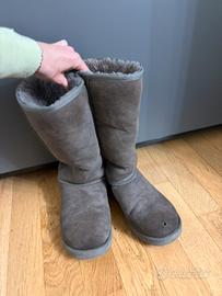 Stivali ugg alti molto usati