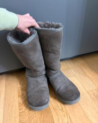 Stivali ugg alti molto usati