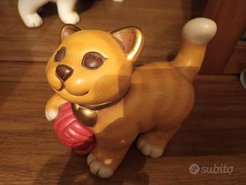 statuetta gatto striato con gomitolo rosso  Thun 