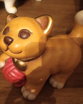 statuetta gatto striato con gomitolo rosso  Thun 
