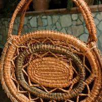 BORSA DECÒ DI VIMINI INTRECCIATA A MANO DECORATA .