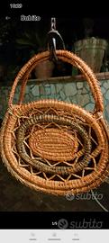 BORSA DECÒ DI VIMINI INTRECCIATA A MANO DECORATA .