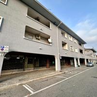 NEGOZIO/UFFICIO VETRINATO IN PIAZZA