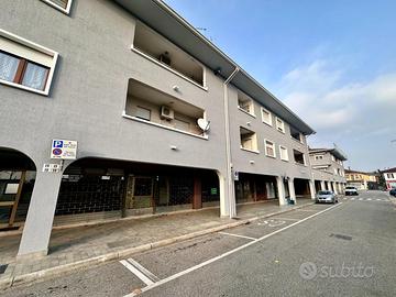 NEGOZIO/UFFICIO VETRINATO IN PIAZZA