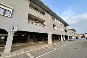 NEGOZIO/UFFICIO VETRINATO IN PIAZZA