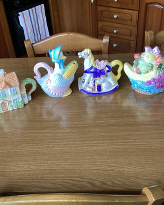 Teiere in ceramica decorate a mano da collezione
