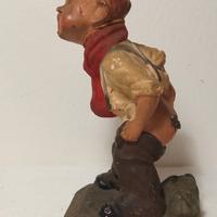 Statuetta in terracotta di bimbo punto da un inset