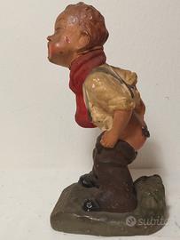 Statuetta in terracotta di bimbo punto da un inset