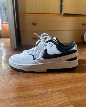 Nike Court Vision Low bianche e nere, mai usate.