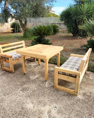 tavolo e sedie in legno