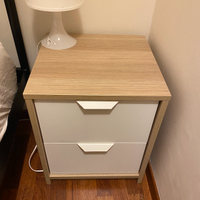 Comodino beige e bianco moderno