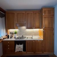 Cucina con elettrodomestici