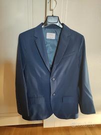 completo pantalone,  giacca, camicia, papillon.