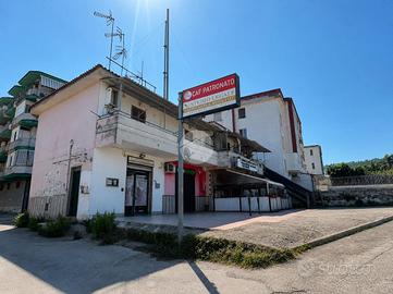 2 LOCALI A POZZUOLI