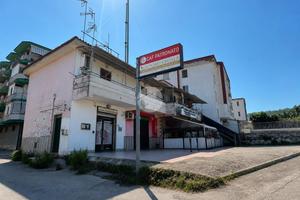 2 LOCALI A POZZUOLI