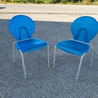 Due sedie azzurre da esterno