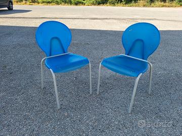 Due sedie azzurre da esterno