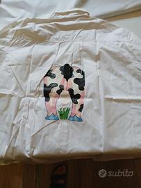 camicia bianca con mucca