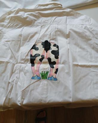 camicia bianca con mucca