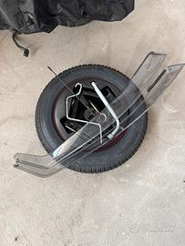 Ruota di scorta con accessori fiat panda rottamata