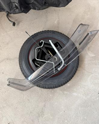 Ruota di scorta con accessori fiat panda rottamata