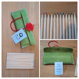 Astuccio di Cuoio con Matite Colorate di Legno