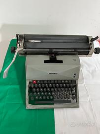 Macchina da scrivere Olivetti 82