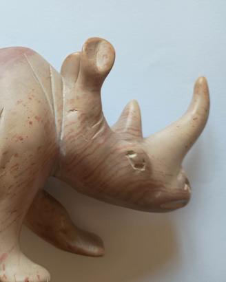 Scultura di rinoceronte in pietra saponaria