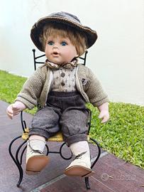 Bambola di porcellana - bambino su sedia 