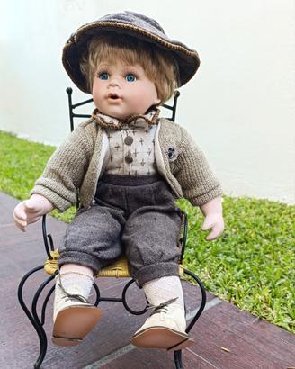 Bambola di porcellana - bambino su sedia 
