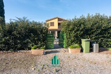 Appartamento in villa con piscina e terreno 1360mq