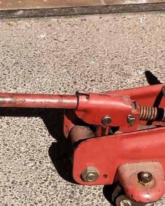 Un cric idraulico a carrello da 2 tonnellate