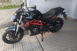Moto Benelli 302 s nera