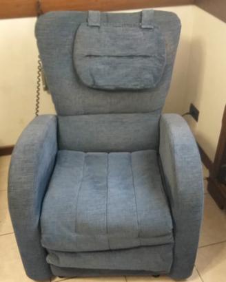 Poltrona elettrica per anziani a 2 motori.
