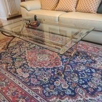 Divano in pelle e tavolo da salotto