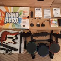 BAND HERO:GIOCO+CHITARRA+BATTERIA+MICROFONO+BOX.