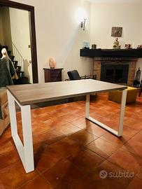 Scrivania da ufficio con cassettiera