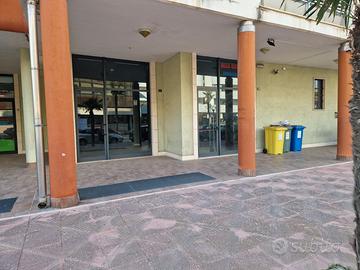 Ampio locale commerciale in zona di passaggio